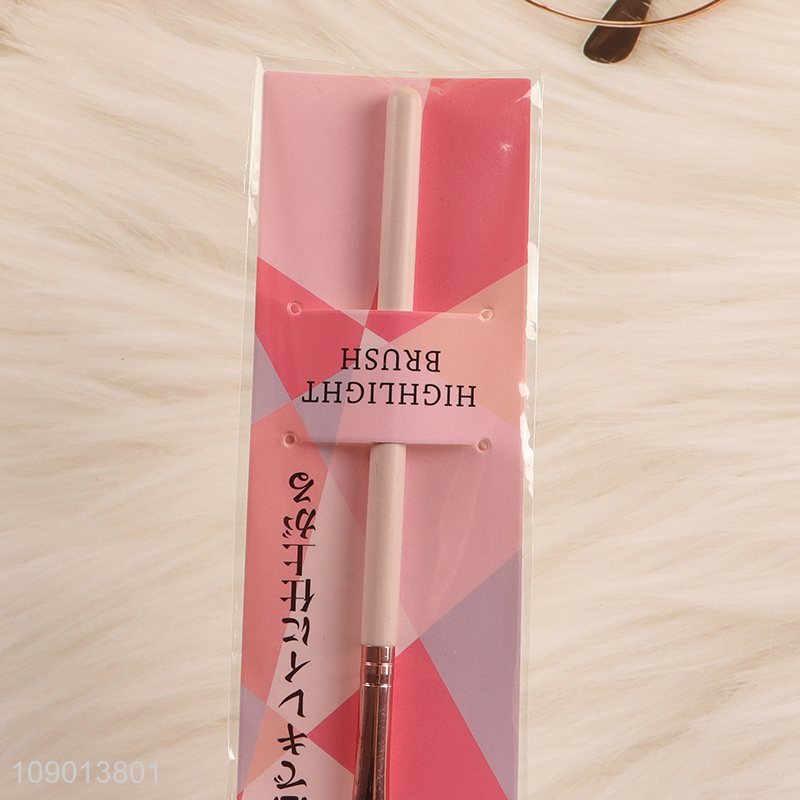 Low price facial makeup tool makeup brush highlighter brush for sale