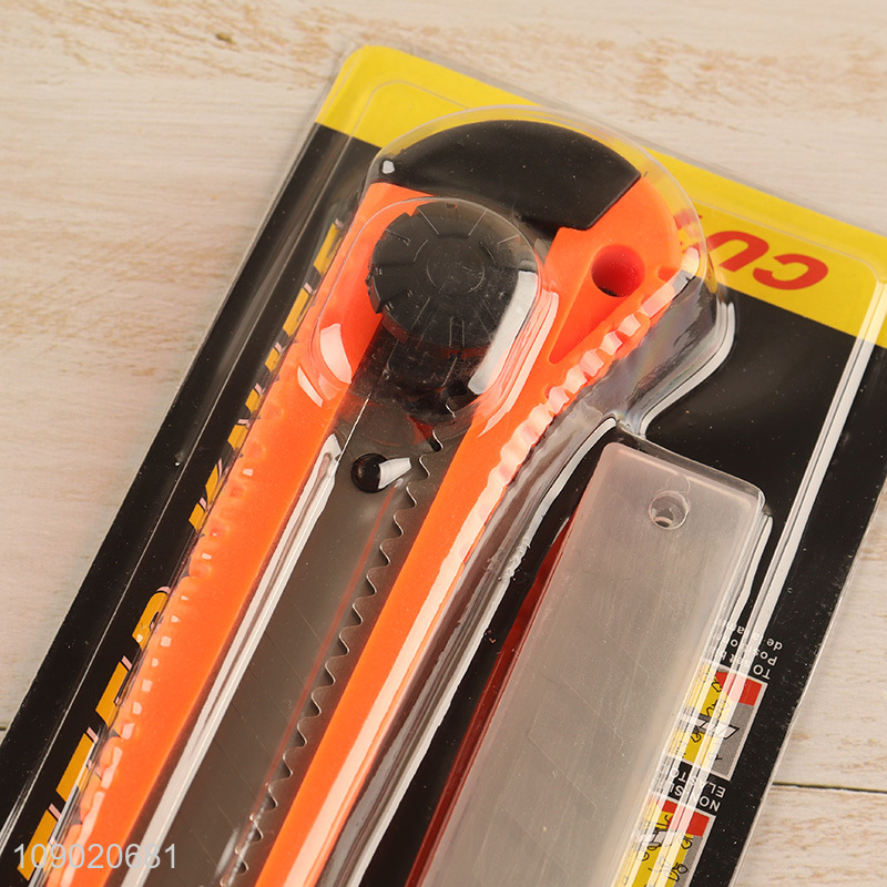 China Product 18mm Carbon Steel Utility Knife Box Cutter for Home Office Use
