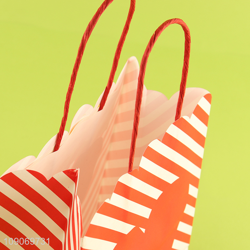 Factory supply heart pattern portable gifts packaging paper bag