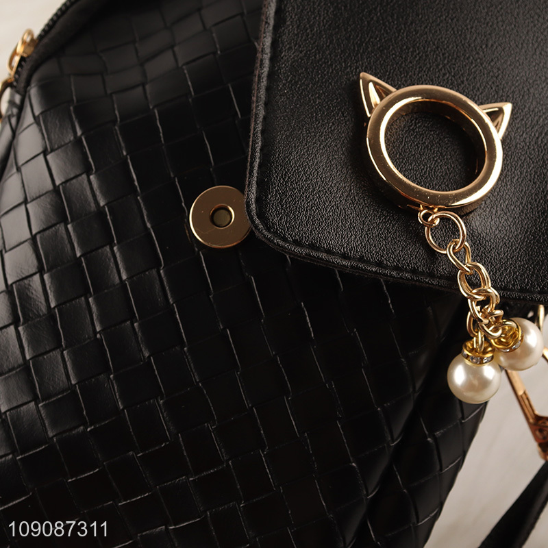 Hot selling fashionable black girls pu messenger bags wholesale