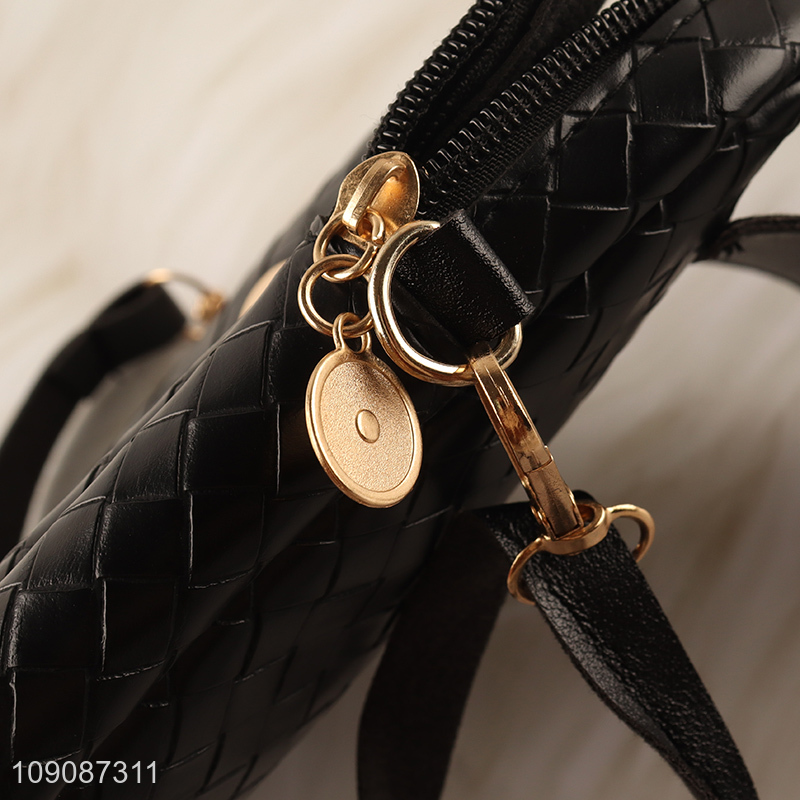 Hot selling fashionable black girls pu messenger bags wholesale