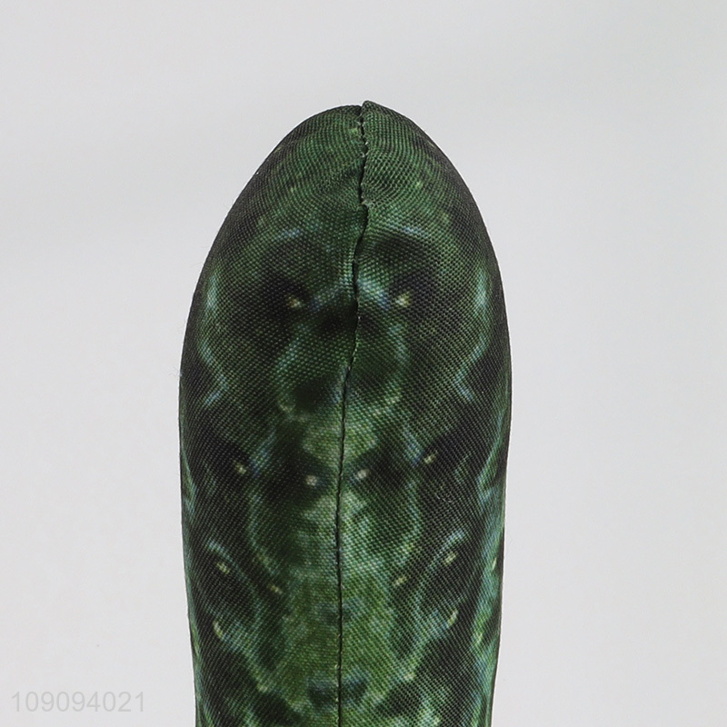 Top products cucumber shape grinding teeth squeaky toys for pet puppy