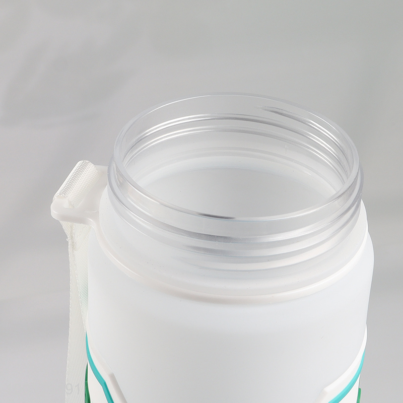 Online Wholesale 750ML Reusable Plastic Water Bottle Portable Sports Water Bottle