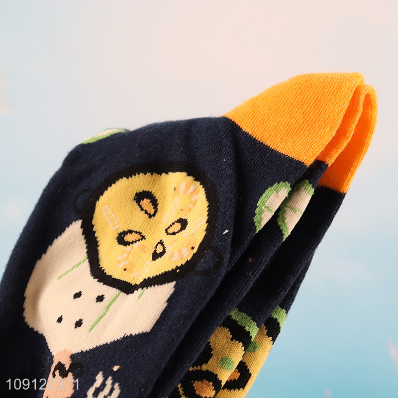 Yiwu market fashion causal cotton breathable mid tube socks for men women