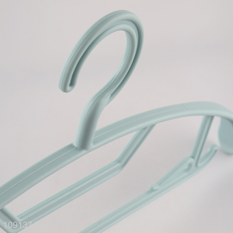 Wholesale 5 Pieces Non-Slip Clothes Hangers Plastic Coat Jacket Hangers