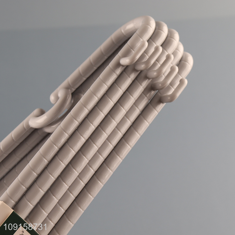 Yiwu market 5pcs non-slip plastic clothes hanger coat hanger for household