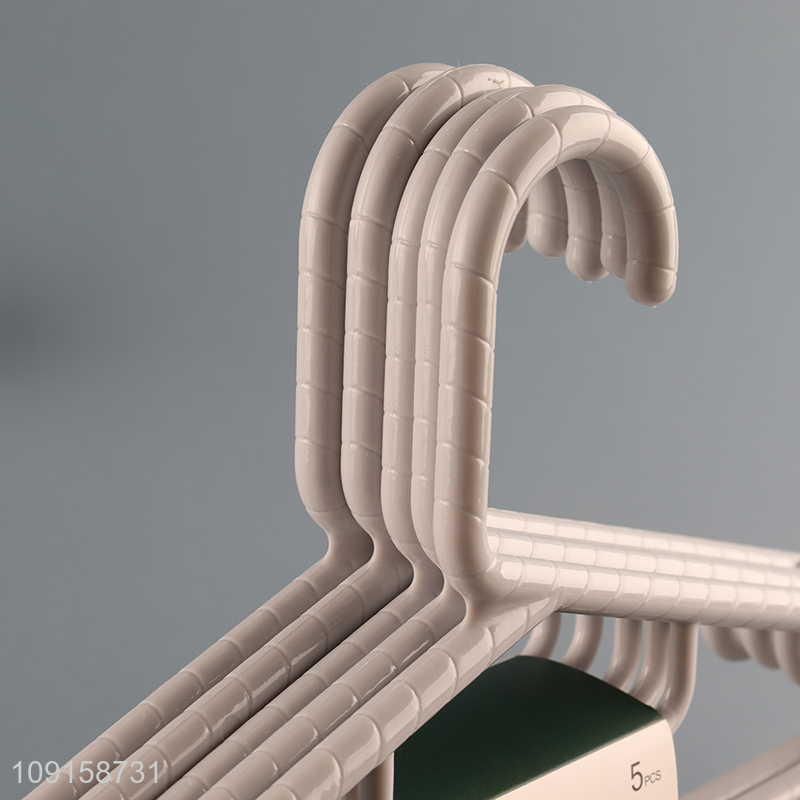 Yiwu market 5pcs non-slip plastic clothes hanger coat hanger for household