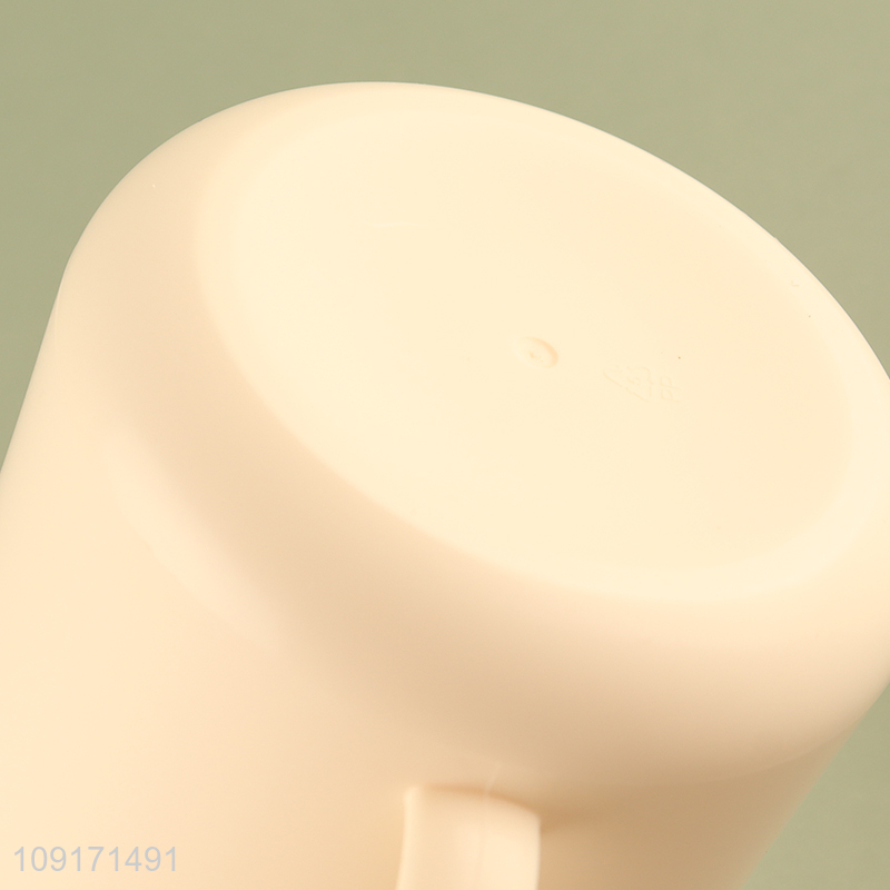 Factory price bathroom accessories plastic mouthwash cup with handle