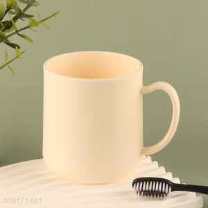 Factory price bathroom accessories plastic mouthwash cup with handle