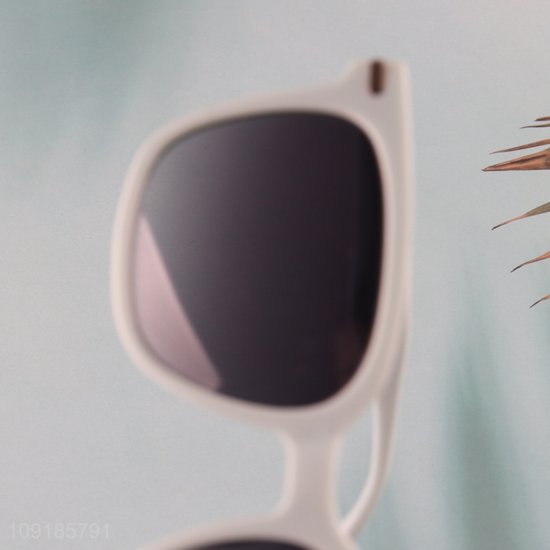 Yiwu market plastic frame sunglasses polarized sunglasses for sale