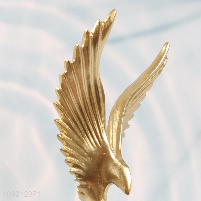 Hot selling home decor office desktop decor resin crafts golden statue